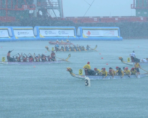 健兒冒雨比賽。