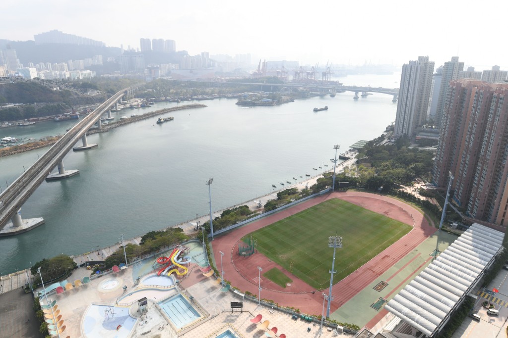 單位坐向東南,外望青衣游泳池、青衣運動場及藍巴勒海峽海景。