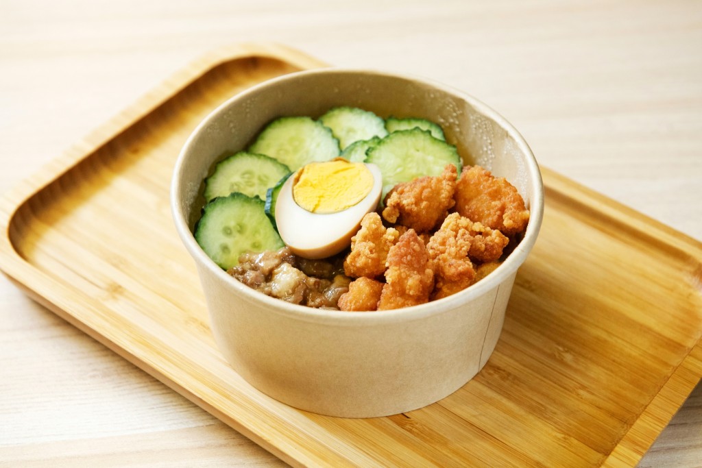鹽酥雞滷肉飯$55，結合台灣夜市兩大人氣美食。鹽酥雞炸得金黃香脆，滷肉則肥瘦均勻，配搭小黃瓜及滷蛋等配料，令口感更有層次。