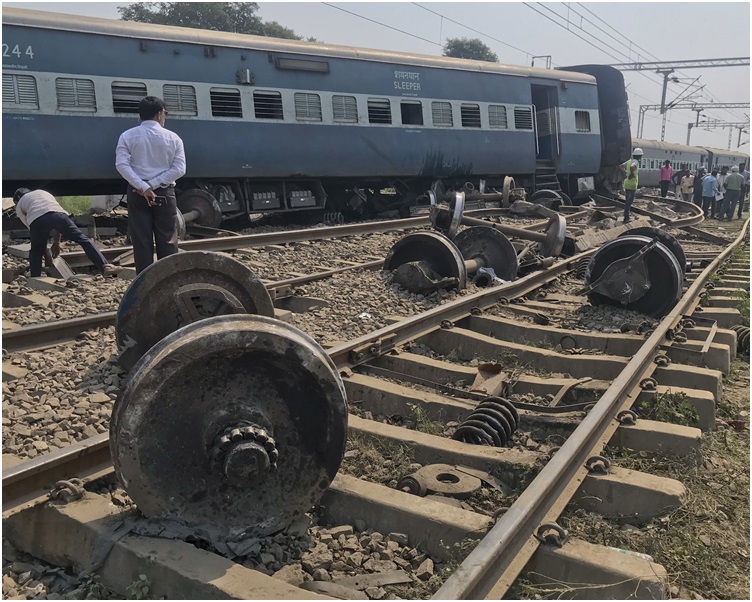 救援队员抢救受困民众和伤者。 AP 