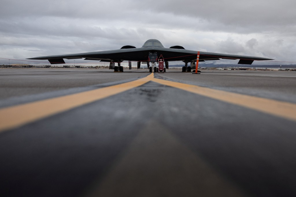 美軍B-2隱形轟炸機攜帶GBU-57巨型鑽地彈對伊朗發動襲擊。路透社