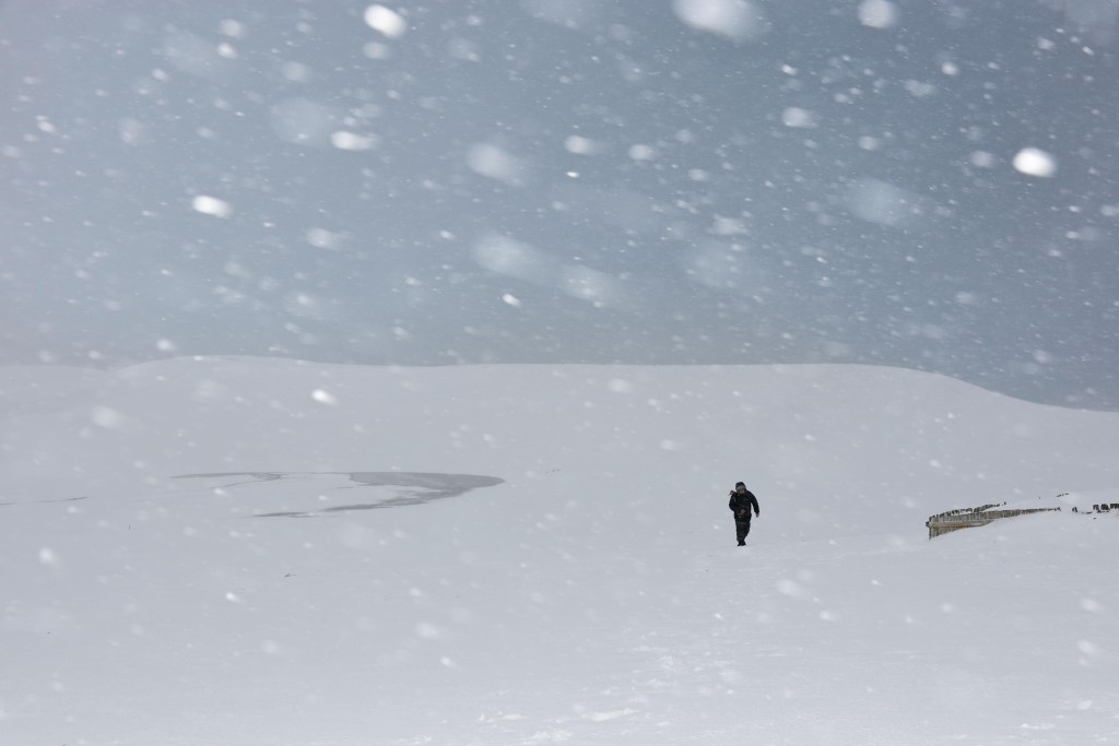 面對日本海的鳥取縣下大雪。美聯社