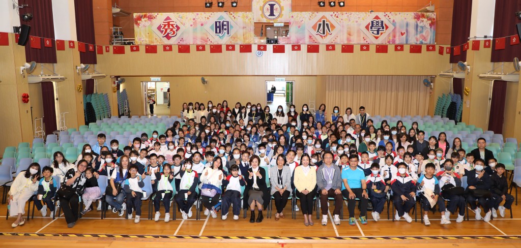 秀明小學大力推動家校合作，圖為「創科X新興運動親子嘉年華」師生及家長合影。