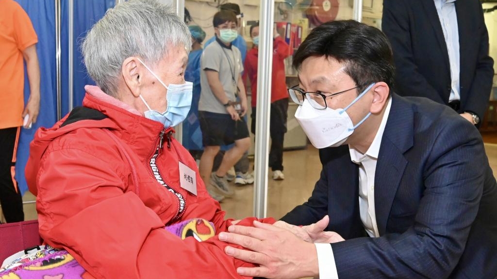 孫玉菡(右)強調保護好院舍院友是重點工作。政府資料圖片