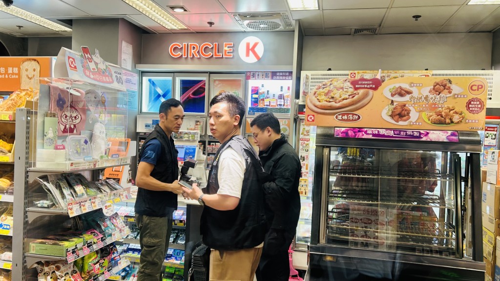 警員在遇劫的便利店調查。蔡楚輝攝