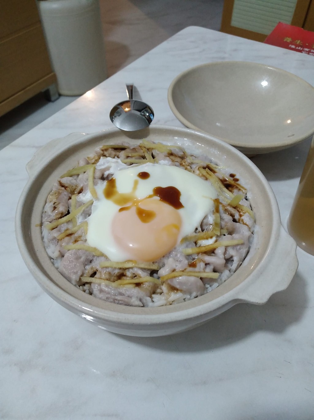 窝蛋 猪肉片 黄姜 煲仔饭（图片来源：Facebook@香港茶餐厅及美食关注组）