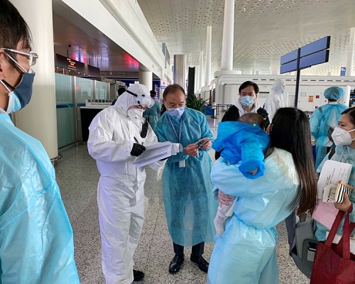 滯留湖北的第一批二百四十四位香港人,昨天終於返回香港。