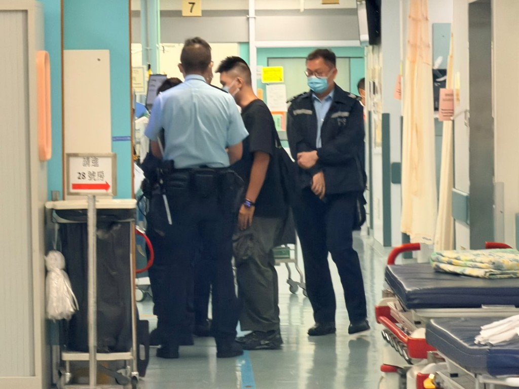 警方在醫院調查事件。