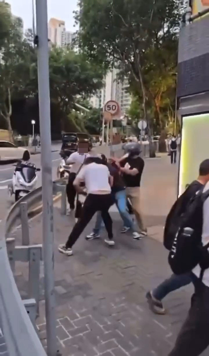 5名戴頭盔的南亞裔男子在九龍灣得寶商場對開的斜路大打出手。 5名戴頭盔的南亞裔男子在九龍灣得寶商場對開的斜路大打出手。