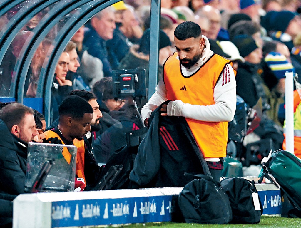 沙拿(橙色背心)近3輪英超都任後備，其中2場坐足90分鐘板凳。