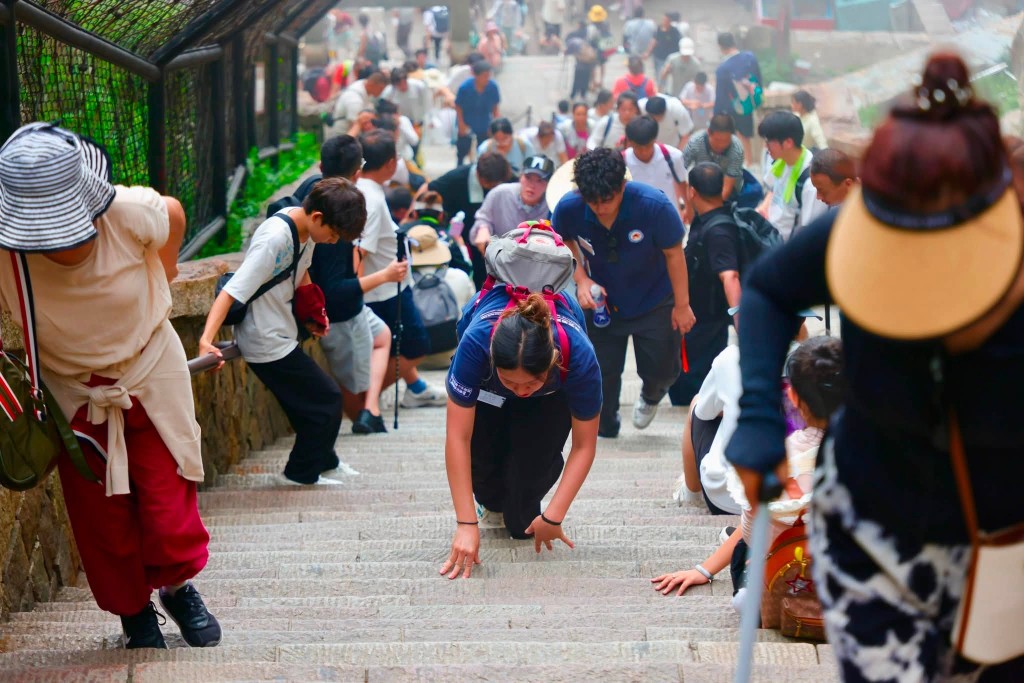 一眾青年克服數千級樓梯的考驗,在攀登過程中互相扶持與鼓勵。保安局FB圖片 一眾青年克服數千級樓梯的考驗,在攀登過程中互相扶持與鼓勵。保安局FB圖片