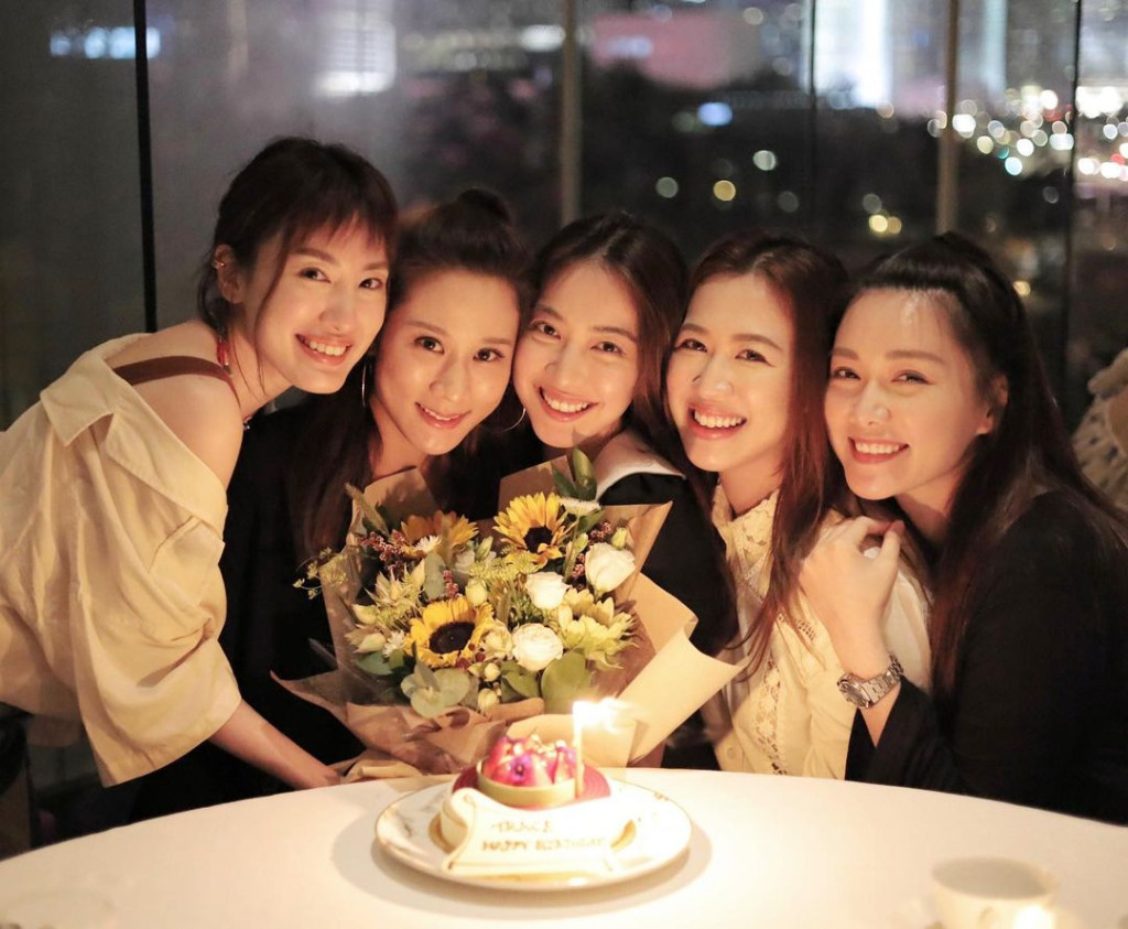 「2 LINE党」成员（左起）蒋家旻、张嘉儿、朱千雪、岑杏贤、汤洛雯。