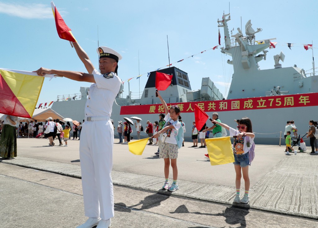 駐軍官兵展示旗語操作。政府新聞處