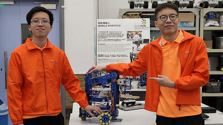 IVE電機工程高級文憑學生鄭鶴明(左)和IVE機械工程學高級文憑畢業生呂嘉傑(右)組成「最佳拍檔」,參加移動機器人項目,開發機器人完成多個指定任務,因表現出色獲奬。