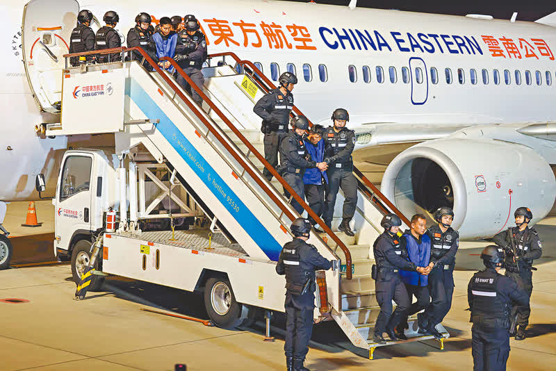 白氏家族成員被捕後遭押回中國受審。新華社 白氏家族成員被捕後遭押回中國受審。新華社