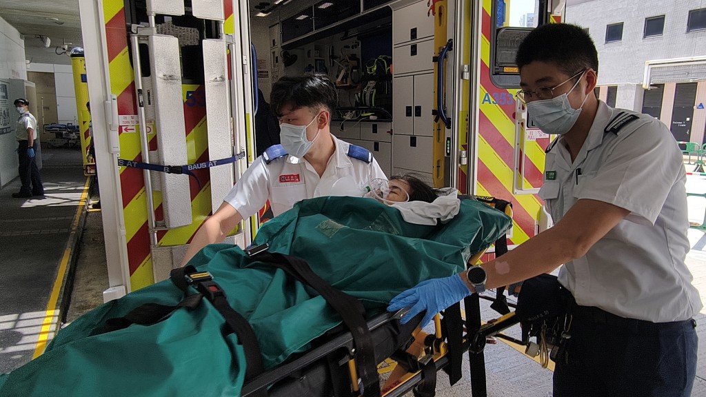 女事主昏迷送院。 女事主昏迷送院。