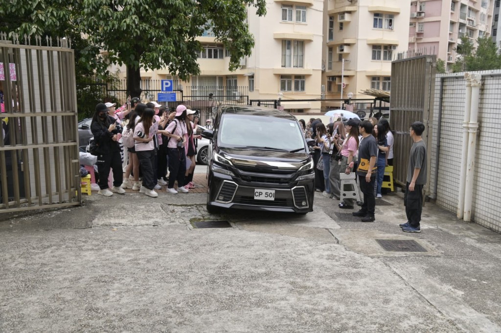 8子於中午12點左右分乘4部車抵達商台。