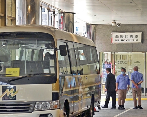 75歲老翁（4956）曾到位於九龍維景酒店地下A鋪，向西醫何志添求診。資料圖片
