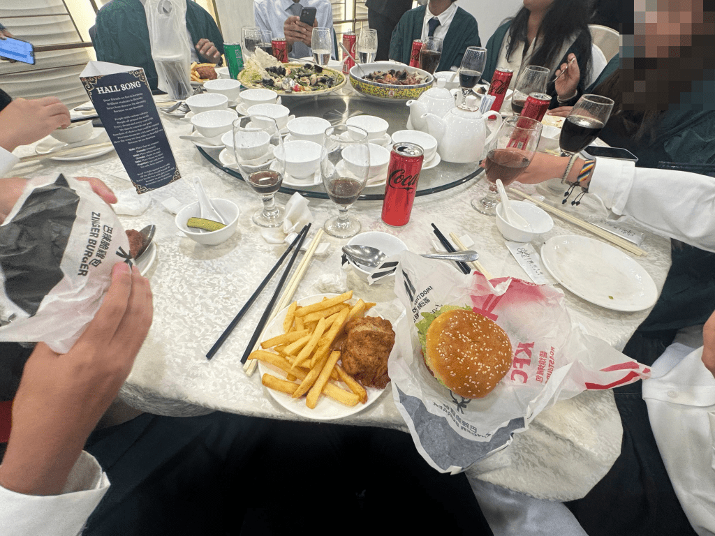 从帖主的图片所见,高桌晚宴当日派发了快餐店外卖套餐。(图片来源:Threads) 从帖主的图片所见,高桌晚宴当日派发了快餐店外卖套餐。(图片来源:Threads)