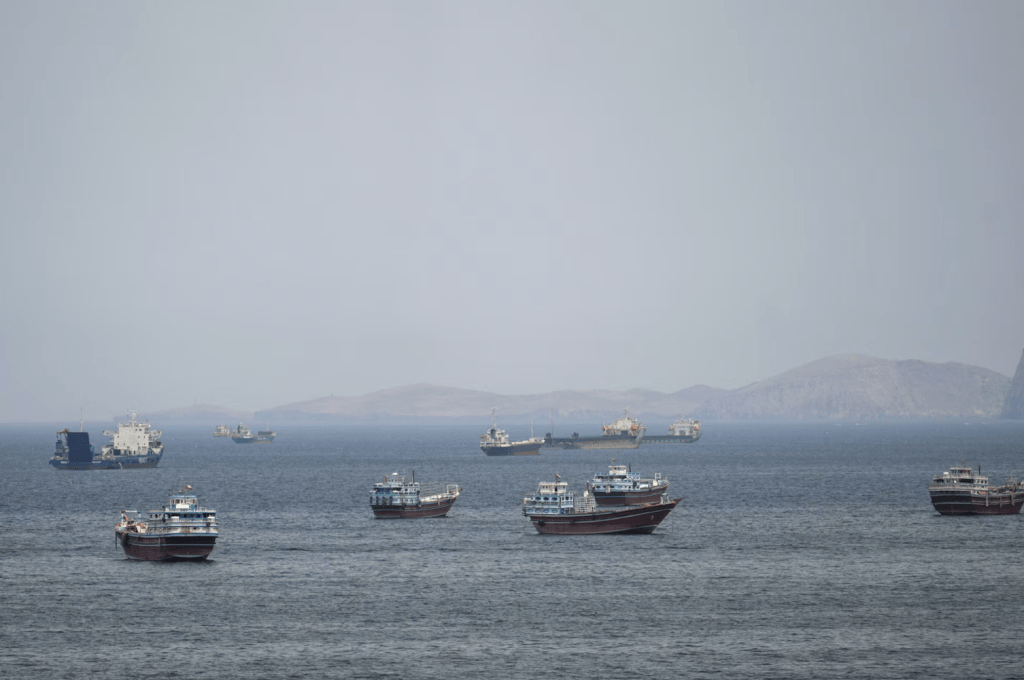 革命卫队还警告称，任何对海峡秩序与安全的破坏都将被视为触犯“红线”。路透社