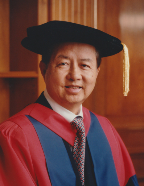 黄乾亨于1996年获授名誉法学博士。港大图片