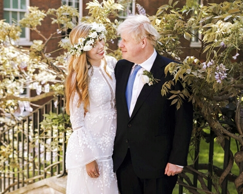 英國首相約翰遜上周六與未婚妻西蒙茲秘密完婚，新娘身穿的象牙色蕾絲婚紗成為外界焦點。AP圖片