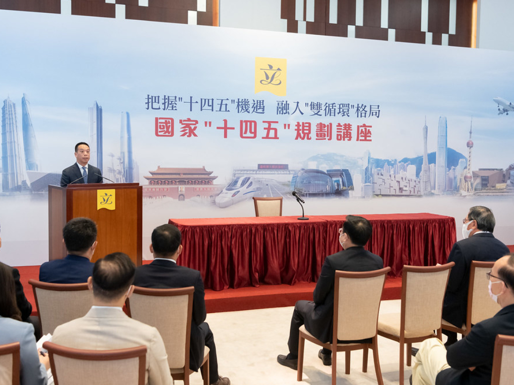 黄柳权向立法会议员宣讲。立法会提供