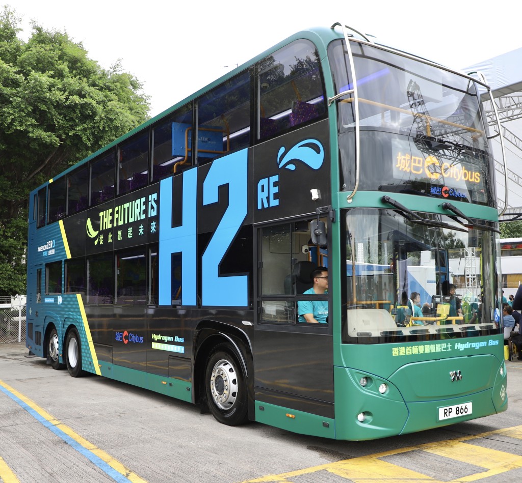 市面上已经有一辆氢能双层巴士在路上行驶，公用加氢站也在建设中，未来会有更多氢能项目在香港推出。谢展寰网志