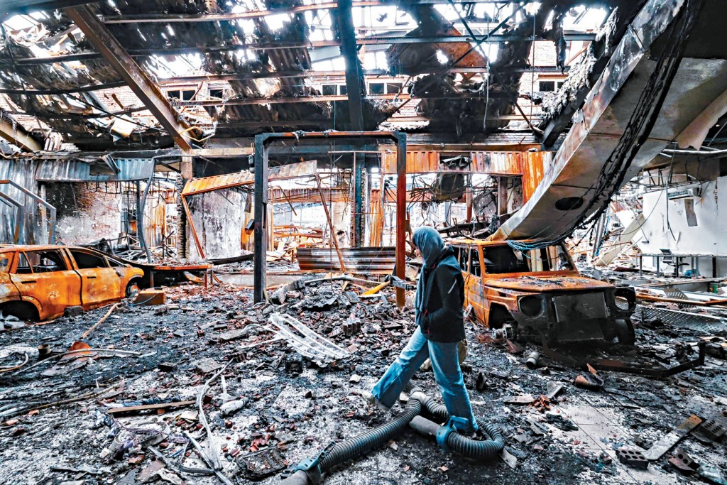 伊朗德黑兰东部一间汽车服务中心遭空袭后严重损毁。 