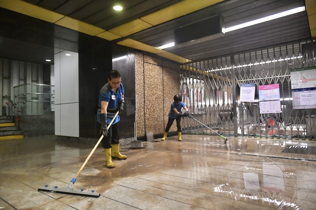 黃大仙站港鐵職員清理情況。