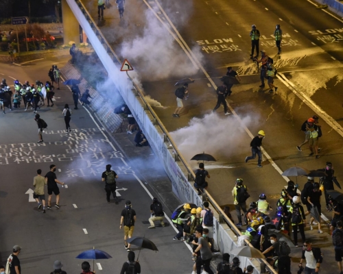 防暴警察驅散示威者。