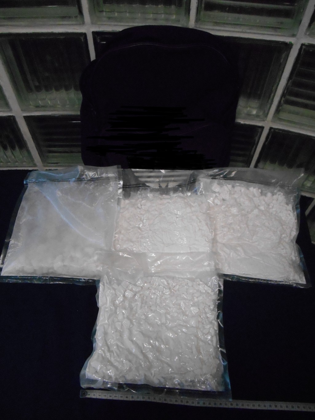 部分檢獲藏於被捕人士攜帶的背包內的懷疑海洛英。