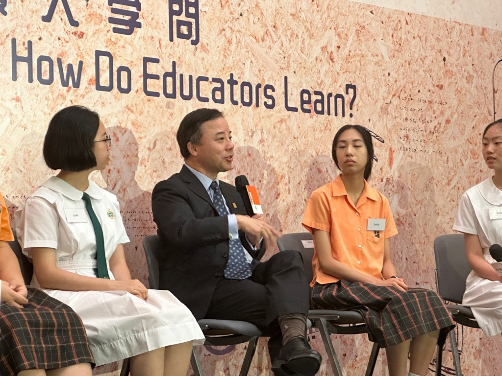 港大校长张翔（左二）出席青协书室活动《阅读大学问》。陈子悠摄