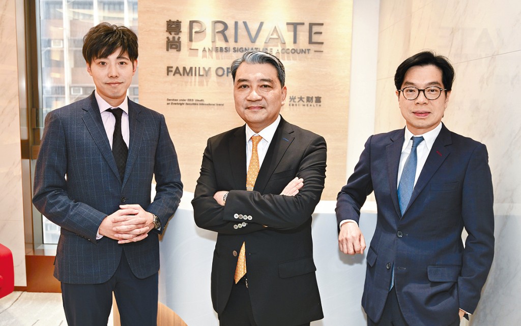 高兆麟（中）指出，隨着政府大力宣傳，例如在亞洲金融論壇設有討論家辦的環節，各界對家辦運作認識加深。旁為衛昶（左）及黃俊雄（右）。