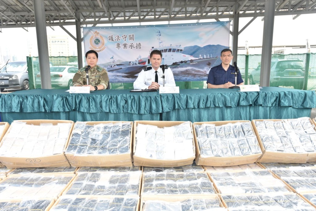 水警與海關反走私 檢1300萬元手機