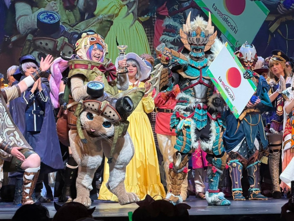 港队代表cosplay《魔物猎人》在世界Cosplay峰会首夺总冠军，创下历史。anicomhk@IG