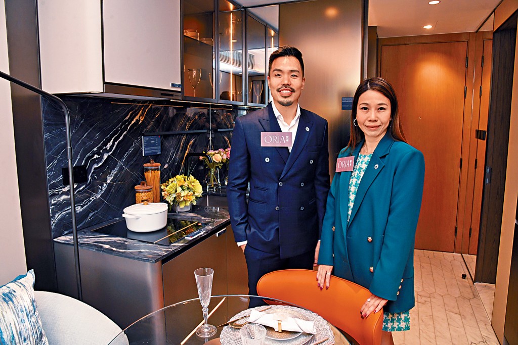 協成行方添輝(左)表示,筲箕灣傲華部署以「吸引價」推出,料農曆新年前開售。旁為張詩敏。