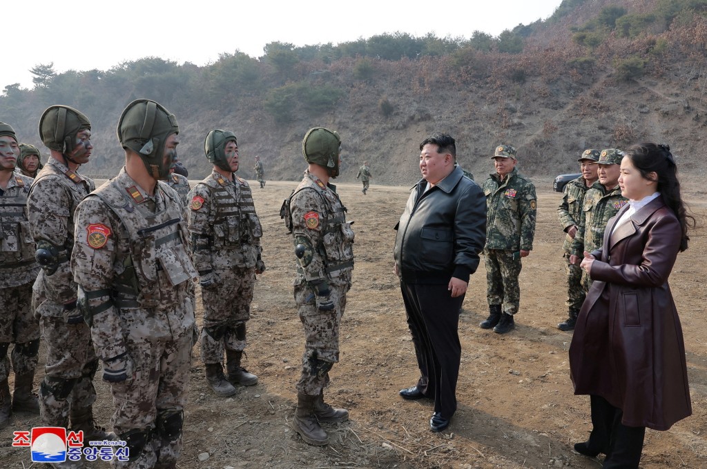 北韓官媒聲稱在金正恩親自到場指揮下成功進行空降軍事訓練。路透社