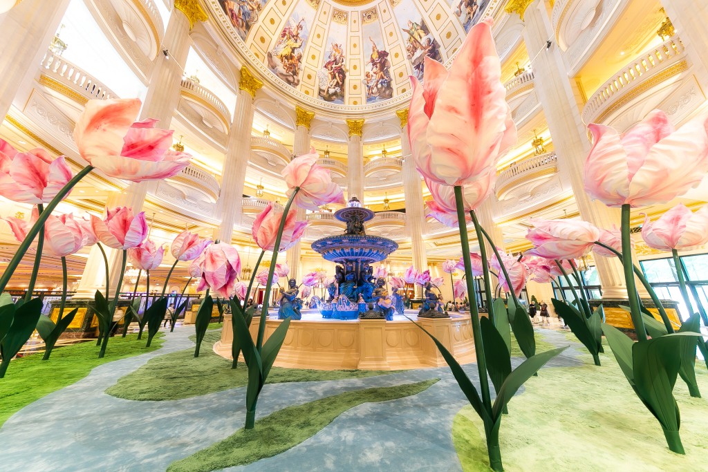 澳門巴黎人大堂的圓形大廳，今個春天將化身童話般的鬱金香花園，約五十朵高五米的巨型鬱金香矗立在海神噴泉周圍