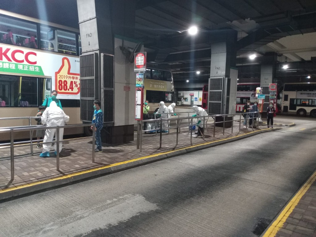 龍運於屯門市中心總站進行消毒工作。 龍運提供