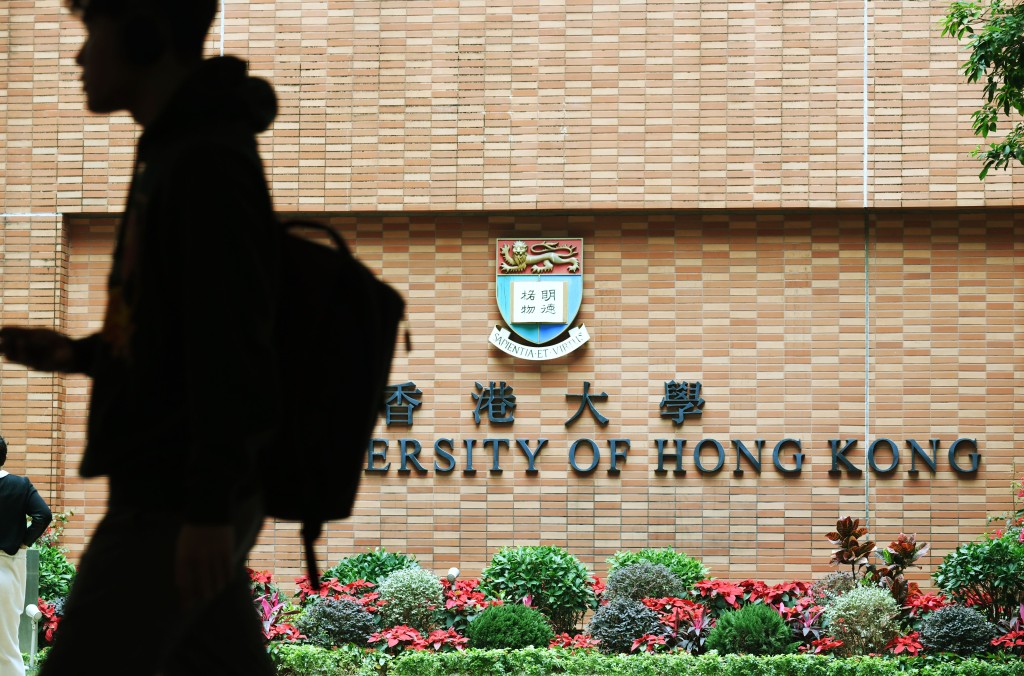 政府就專上學院設立兩個學費類別,並修訂有關申請資格準則。 政府就專上學院設立兩個學費類別,並修訂有關申請資格準則。