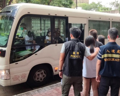 油尖警區警員掃黃，拘捕6名內地女子。警方提供