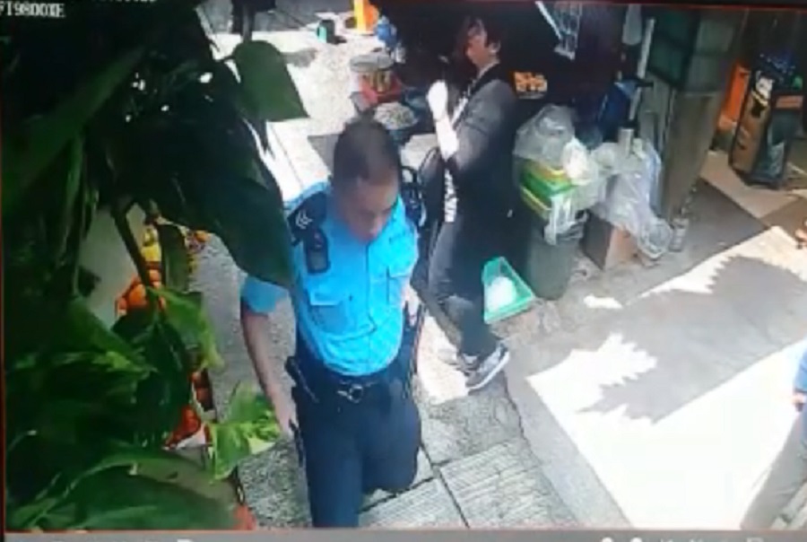中環警員追截。雲咸街排檔花店提供