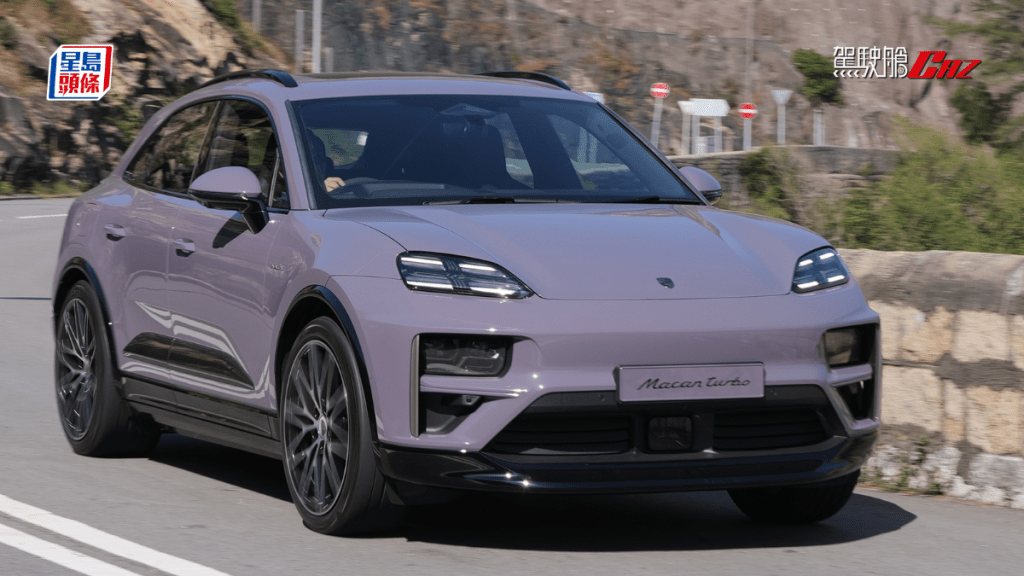 保時捷Porsche Macan Turbo Electric屬於品牌電動車SUV系列最高性能版本，馬力639ps、扭力1,130Nm，0至100km/h加速3.3秒，售價$1,448,000起。