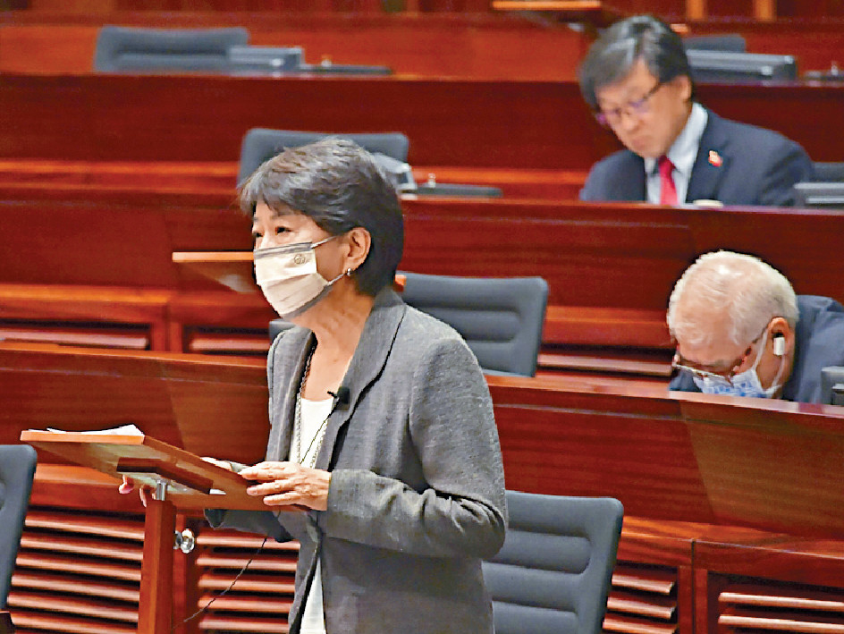 ■蔣麗芸議員為內地與港遲遲未能通關一事,怒斥高官不思變通,諸多藉口卸膊。