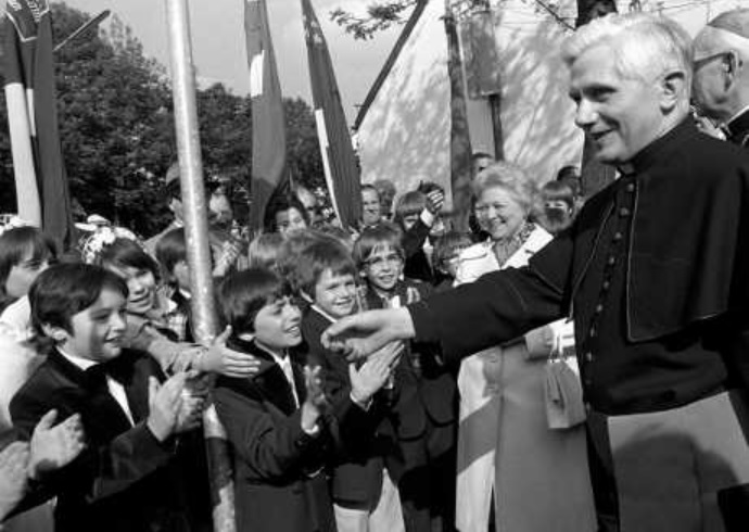 1977年升任慕尼黑大主教后在德国见信众。美联社