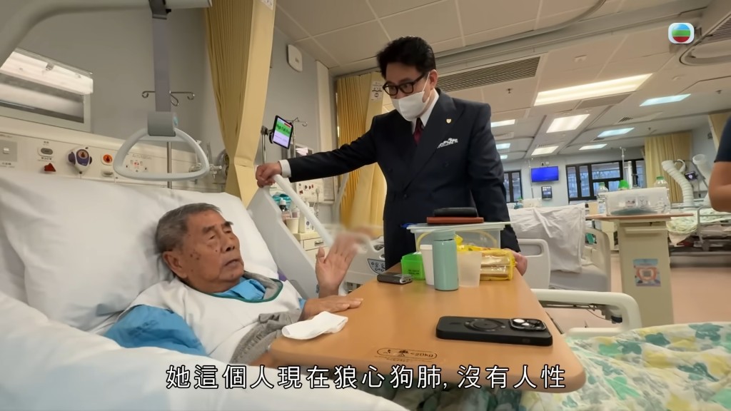 陸偉雄大律師近年因時常接受《東張西望》訪問，為不同苦主提供法律意見，而被網民封為「東張御用律師」。
