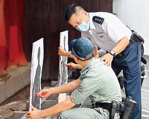 伍啟光（右）大部分時間擔任教官，主要駐守槍械訓練科。警聲圖片