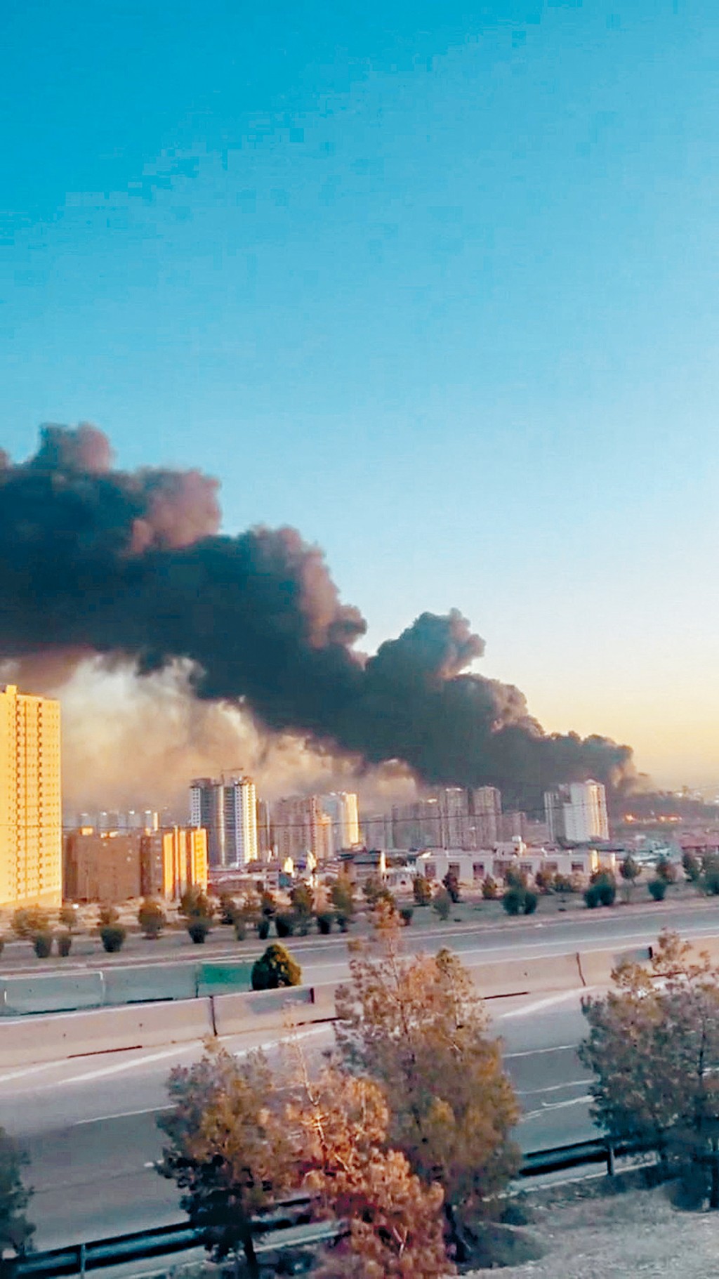 伊朗首都德黑兰周二遭空袭后可见浓烟冲天。