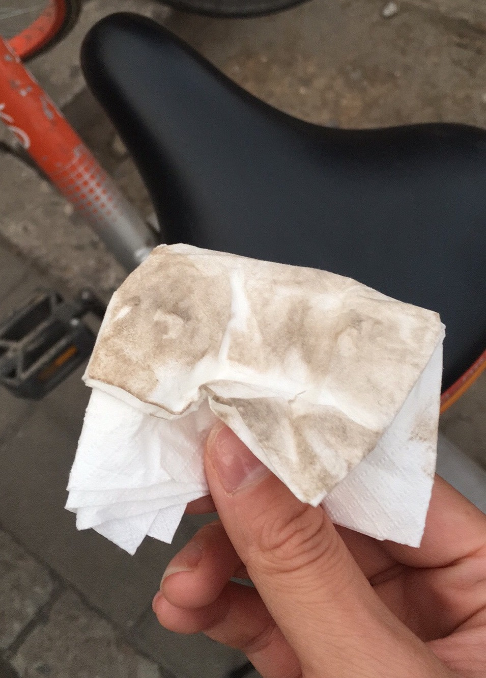 網民投訴單車的座位鋪滿沙塵。(網圖)